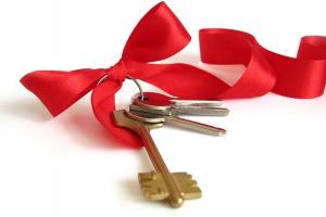 Киреевцы получили ключи от новых квартир из рук Андрианова.