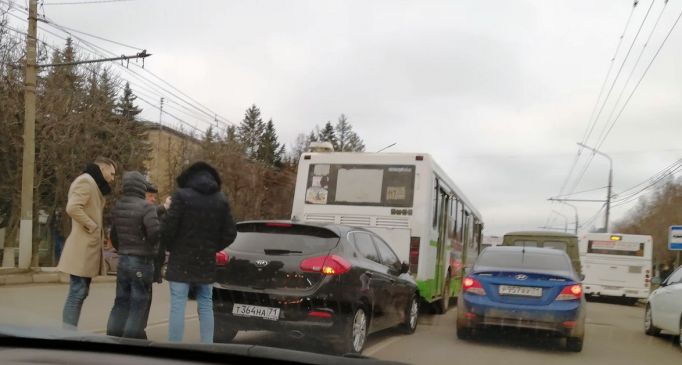 В Туле столкнулись легковушка и пассажирский автобус