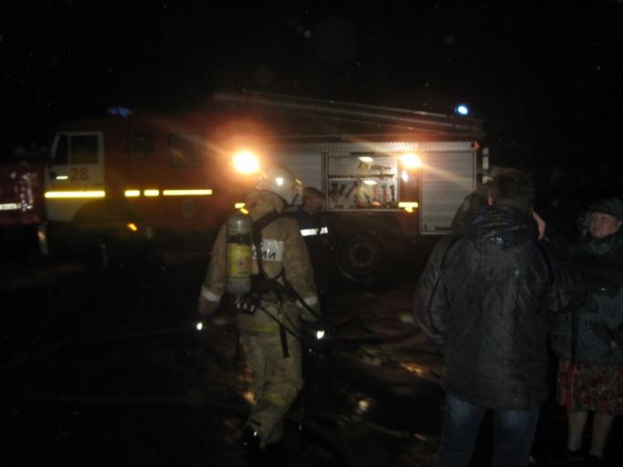 В субботу вечером 10 пожарных тушили квартиру в Алексине