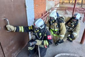 В Киреевском районе спасатели отработали тушение условного пожара в школе.