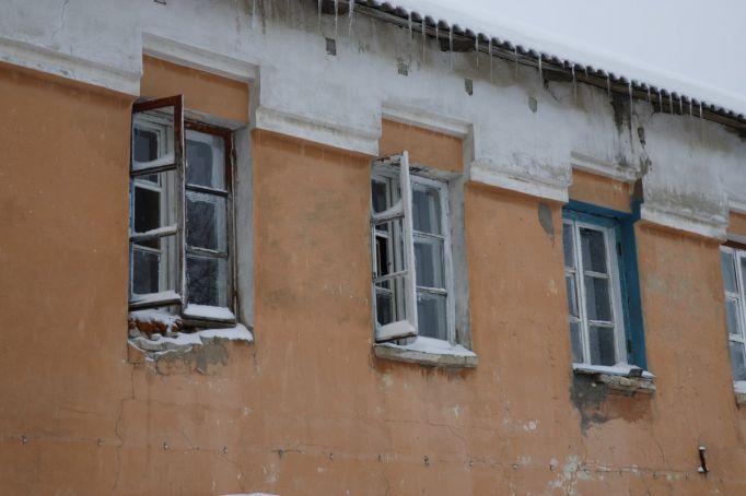 На жителя Болохово сваливается крыша собственного дома: следствие проводит проверку