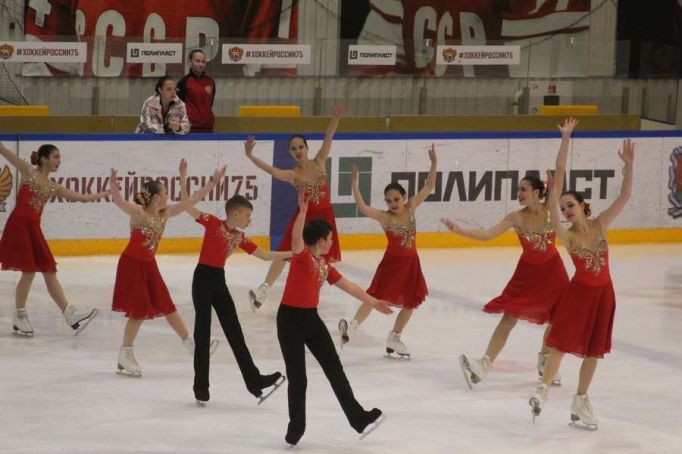 В Новомосковске проводятся соревнования по синхронному фигурному катанию