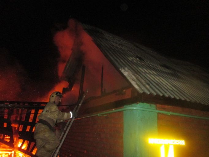 13 огнеборцев тушили ночью пожар в Узловском районе