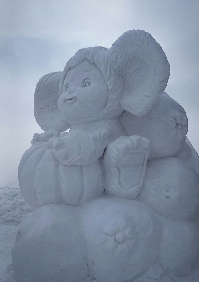 Житель Тульской области создал на Эльбрусе снежную скульптуру Чебурашки