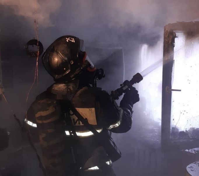 В Новомосковске загорелся жилой дом: из задымленных помещений вывели людей