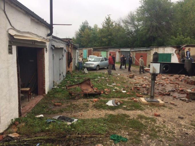 В Новомосковске взрыв разрушил 3 гаража