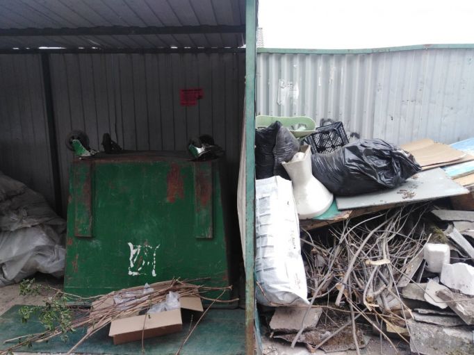 Щекинцы возмущены: из-за перевернутых контейнеров мусор сваливают на землю