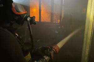 В Новомосковске пять человек эвакуированы и один спасен при пожаре в квартире.