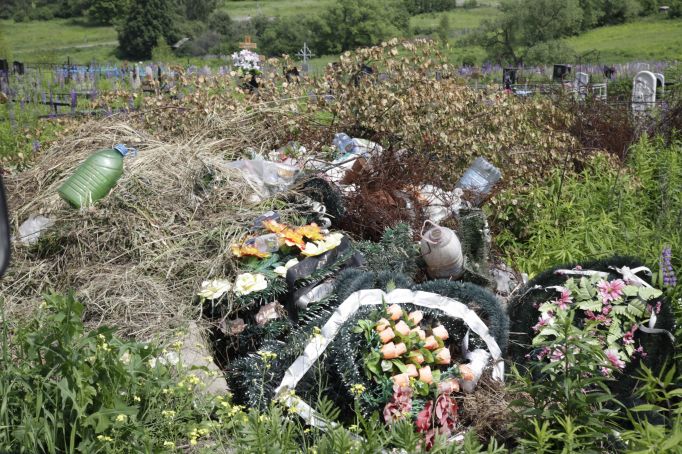Жители Щекинского района жалуются на замусоренность кладбища