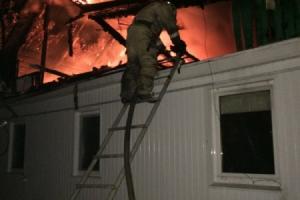 Накануне вечером в Скуратове пожар оставил дом без крыши.