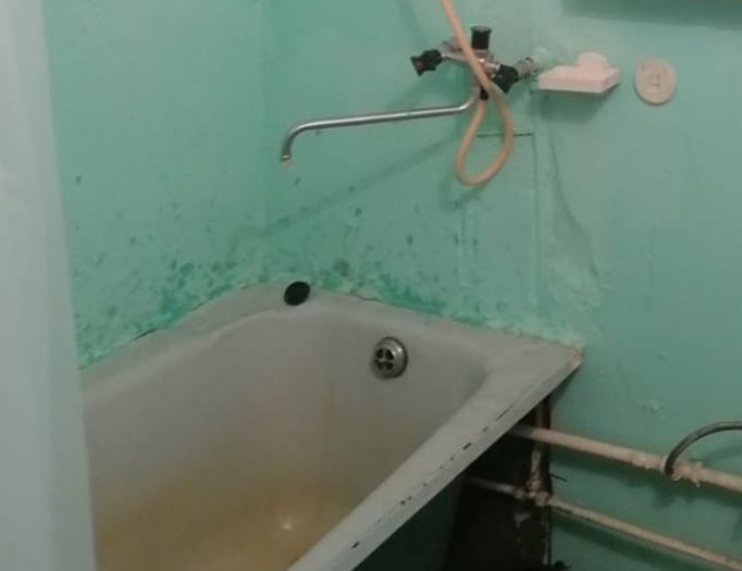 Два кимовчанина украли ванну из окна второго этажа: приговор вынесен