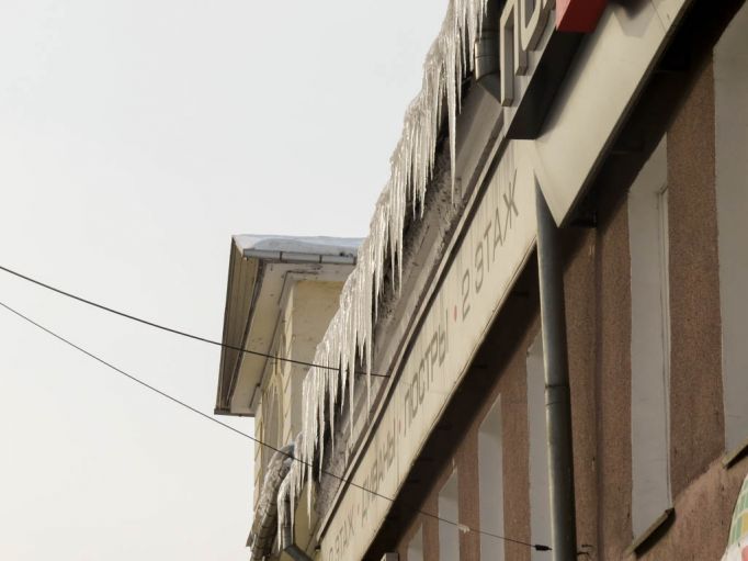 В Туле проводят рейды по расчистке зданий от сосулек