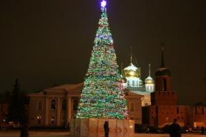 На площади Ленина разбирают елку.