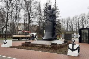 Новые якоря и штурвалы появились у памятника Всеволоду Рудневу в Туле.