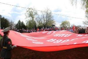 Копию Знамени Победы развернули в поселке Теплом Тульской области .