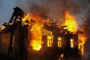 В деревне Киреевского района загорелся дом.