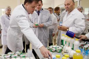 Владимир Груздев покупает тульскую молочную продукцию .