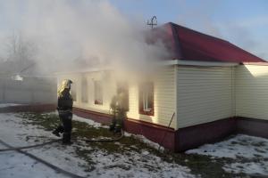 Тульские огнеборцы спасли из горящего дома человека.
