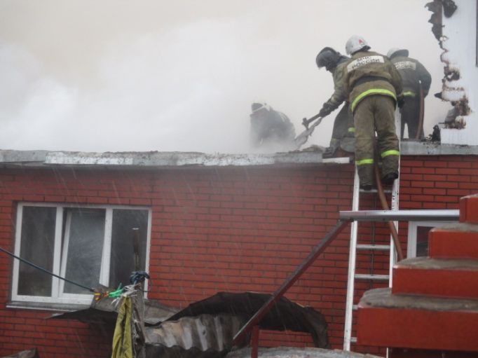 Утром при пожаре в Донском у дома обрушилась крыша 