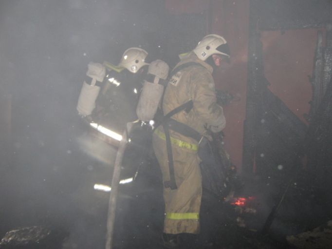 Утром в Алексине десять пожарных тушили горящий ангар 