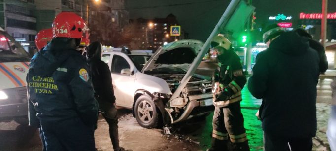 В Туле на пересечении ул. Степанова и Ложевой Renault Duster сбил столб
