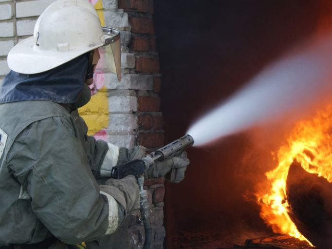 В Киреевском районе 11 человек тушили горящий дом 
