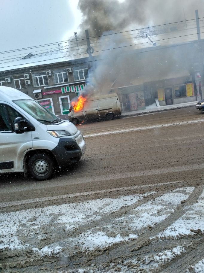 На улице Советской в Туле горит автомобиль 