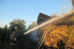 11 пожарных тушили горящий сарай в Узловском.