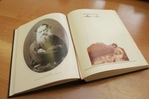 В Москве презентовали уникальную книгу-альбом «Ваш Лев Толстой».