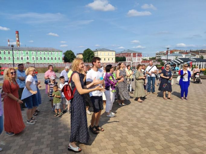 Тульские медики провели флешмоб на Казанской набережной 
