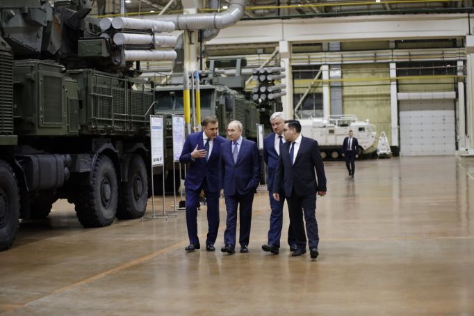 Владимир Путин в Туле поставил задачу обеспечить передовые части вооружением в короткие сроки