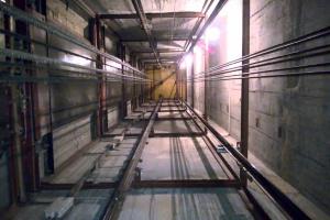 Дело о падении девочки в шахту лифта в Алексине передано в суд.