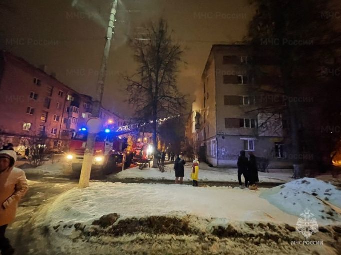 В Новомосковске при пожаре в квартире спасли двух человек