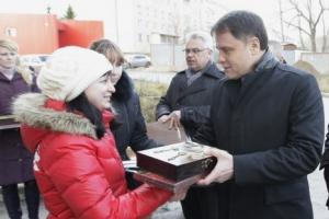Тульский губернатор вручил 10 сиротам ключи от квартир в новостройке.