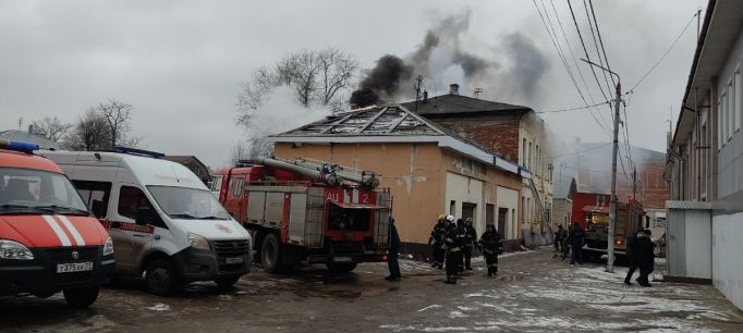 В Туле на ул. Пирогова горит двухэтажный дом