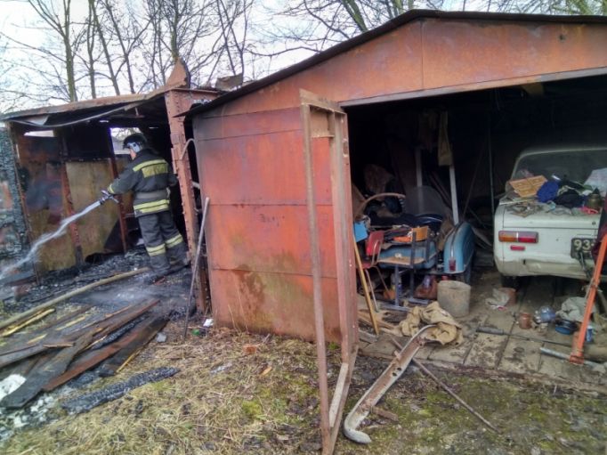 В Туле едва не сгорели три гаража