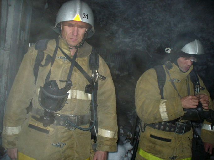 Щекинские огнеборцы спасли из горящего дома человека