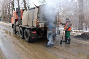 Зимой дороги в Тульской области от разрушения спасает ямочный ремонт .