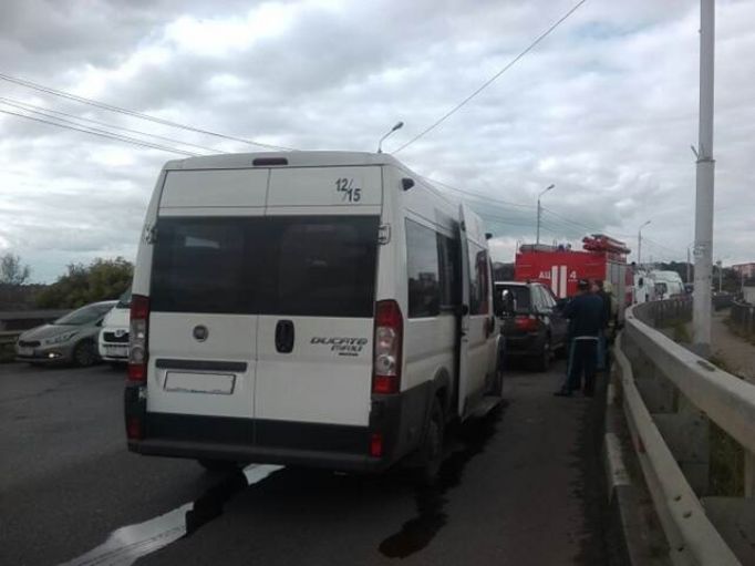 В ДТП на Путейской столкнулись маршрутка и BMW: пострадал семилетний ребенок 