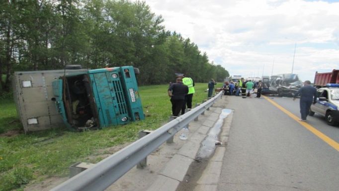 В Тульской области столкнулись КамАЗ и микроавтобус; шестеро пострадали
