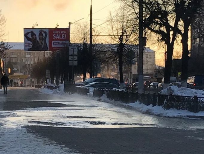 В Туле на Красноармейском проспекте заливает водой проезжую часть 