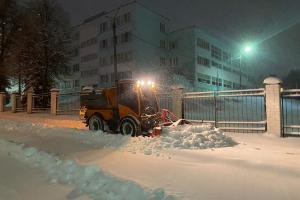 Последствия снегопада на улицах Тулы устраняют 120 единиц спецтехники.