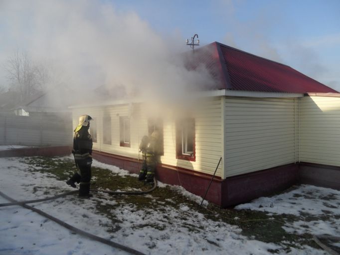 Тульские огнеборцы спасли из горящего дома человека