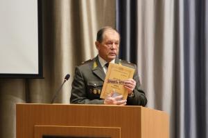 Депутаты областной Думы увидели новую книгу об обороне Тулы.