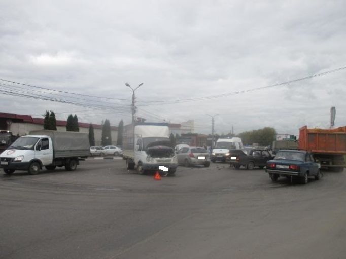 На Новомосковском шоссе произошло тройное ДТП 