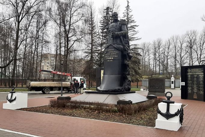 Новые якоря и штурвалы появились у памятника Всеволоду Рудневу в Туле
