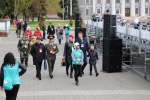 Более 100 туляков помогали ветеранам на параде Победы.