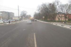 В Новомосковске иномарка сбила мужчину на тротуаре.
