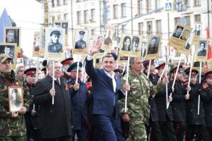 Алексей Дюмин принял участие в шествии «Бессмертного полка» в Туле.