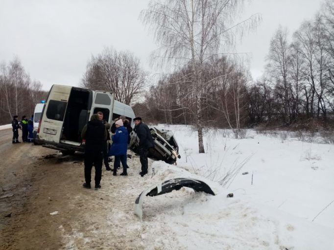 На автодороге Новольвовск – Кимовск произошло ДТП с участием легковушки и маршрутки